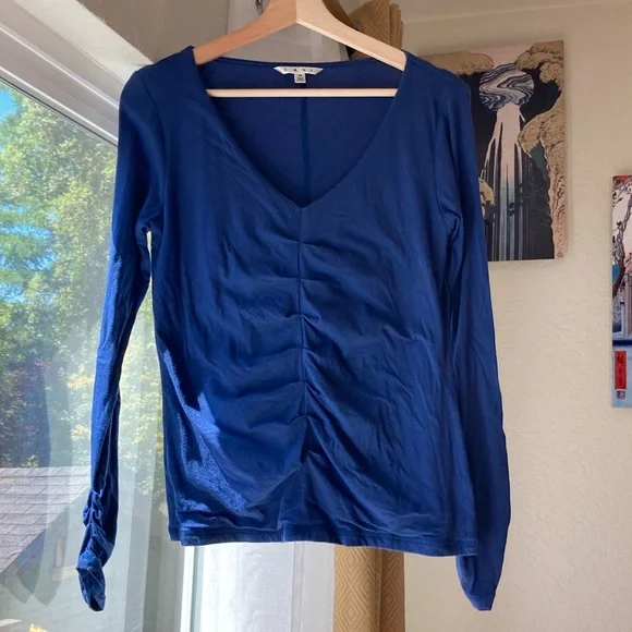Women’s Dark Blue CAbi Ruched Fitted V Neck Shirt with ruched sleeves, size M - Picture 2 of 9